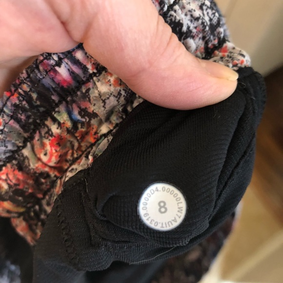 Lululemon hotty hot shorts 8 - Picture 2 of 3